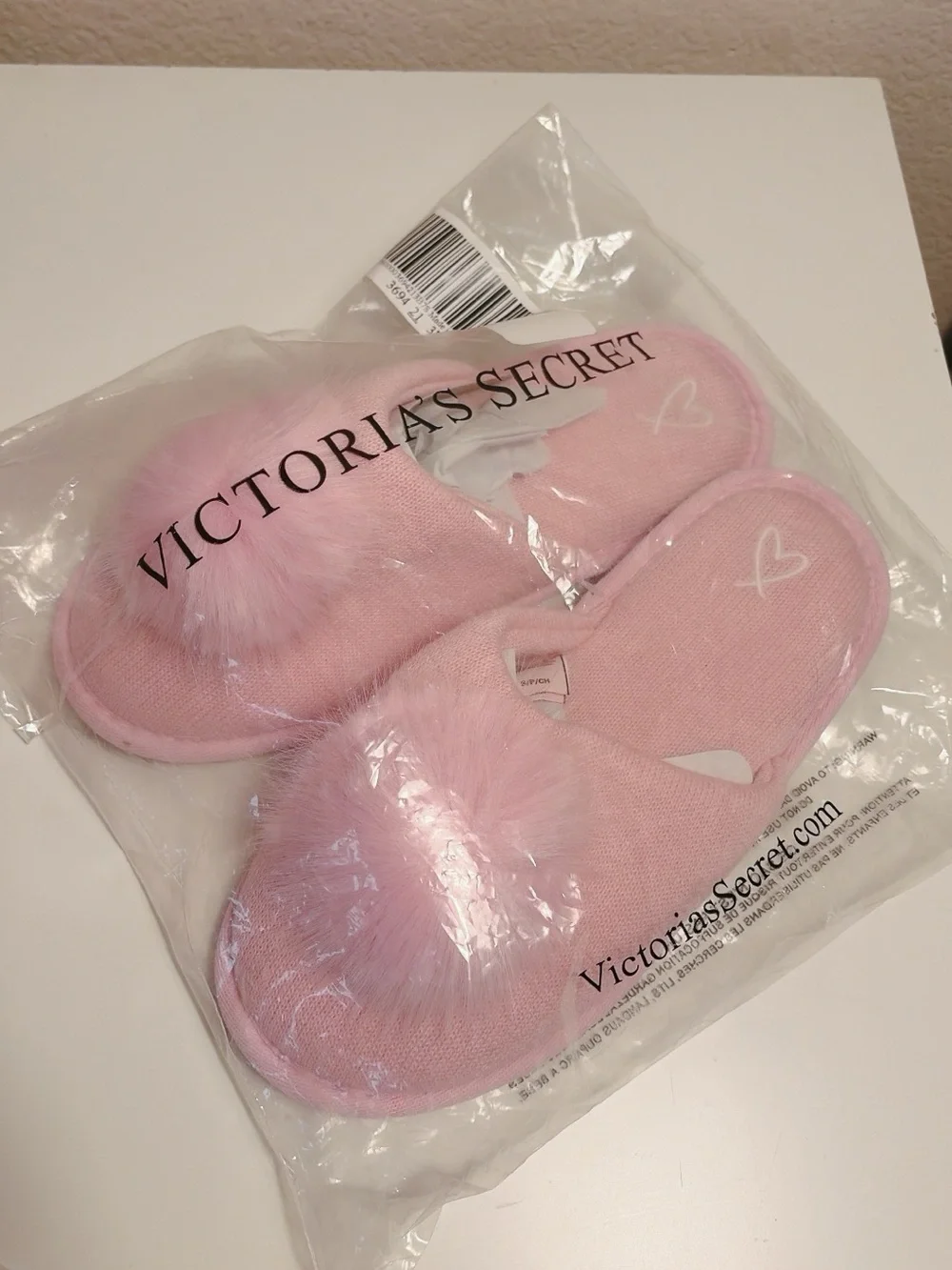 Victoria’s Secret Pink Pom Pom Plush Slippers Women’s Size S New in Bag